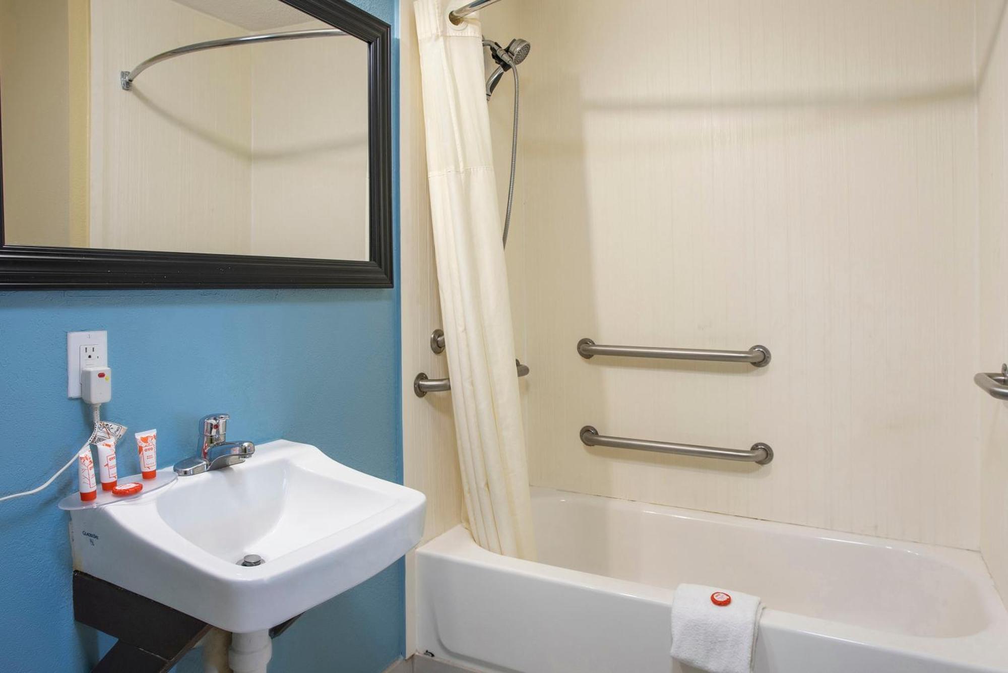 Oyo Hotel Knoxville Tn Cedar Bluff I-40 Εξωτερικό φωτογραφία