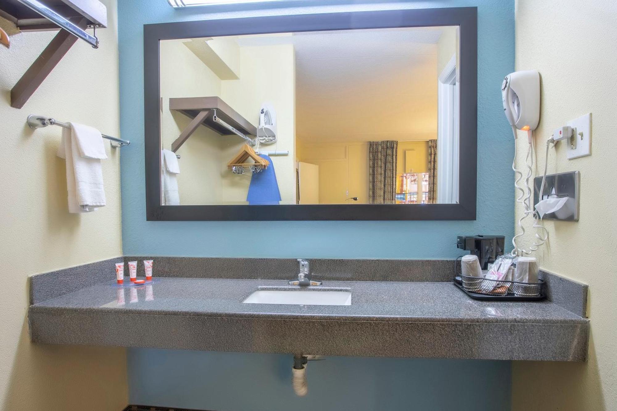 Oyo Hotel Knoxville Tn Cedar Bluff I-40 Εξωτερικό φωτογραφία