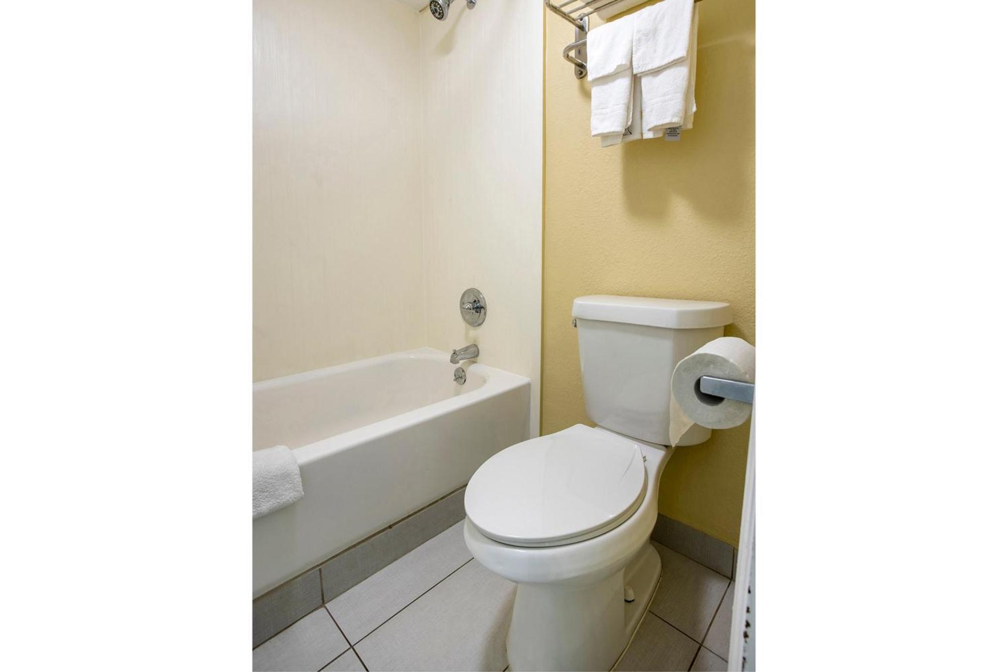 Oyo Hotel Knoxville Tn Cedar Bluff I-40 Εξωτερικό φωτογραφία