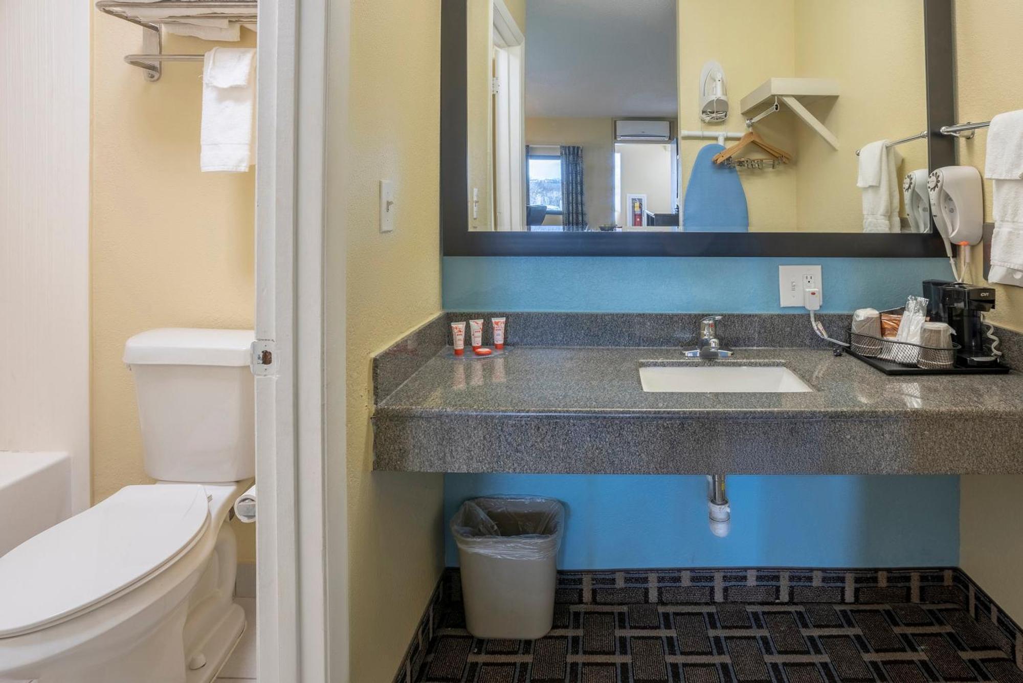 Oyo Hotel Knoxville Tn Cedar Bluff I-40 Εξωτερικό φωτογραφία