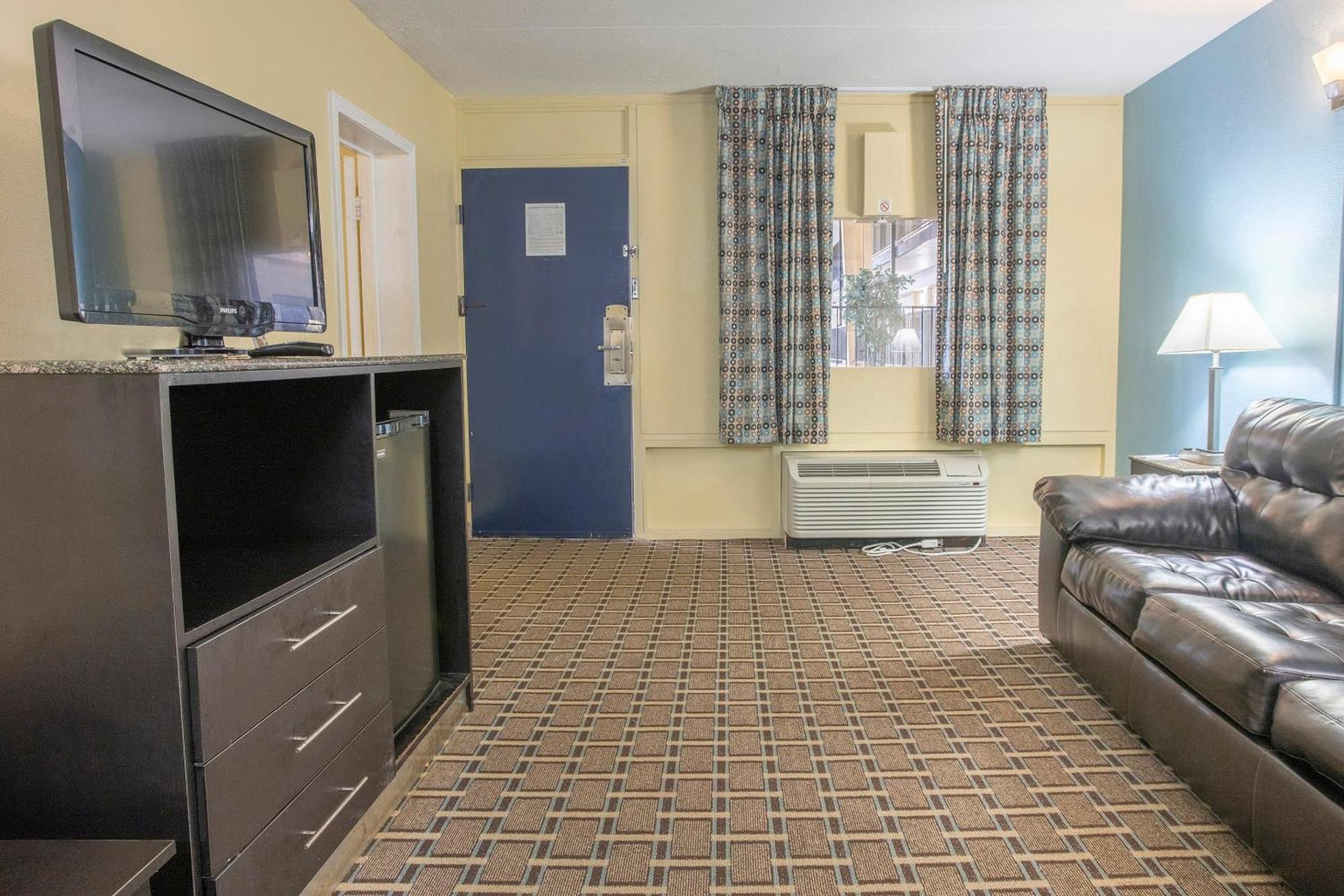 Oyo Hotel Knoxville Tn Cedar Bluff I-40 Εξωτερικό φωτογραφία